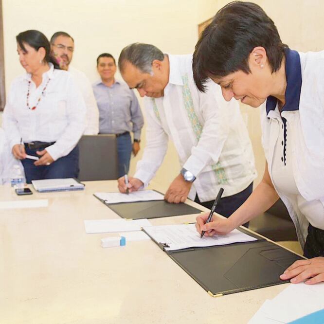 La directora de Conagua, Blanca Elena Jiménez, y el gobernador Héctor Astudillo Flores, durante la suscripción del acuerdo. Archivo