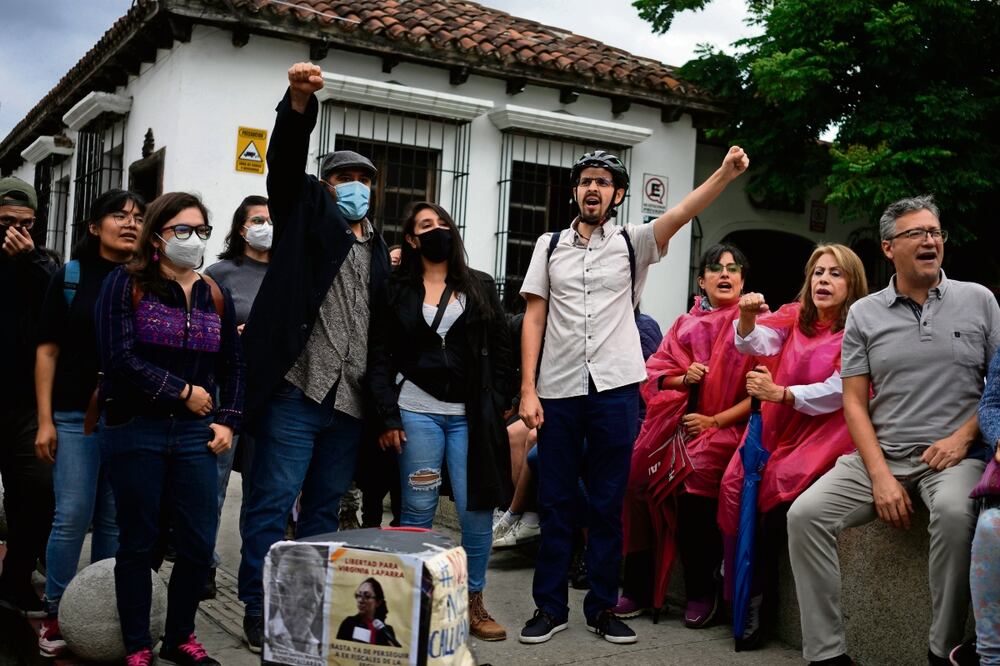 Personas se reunieron afuera de la Corte de Constitucionalidad de Guatemala, mientras se realizaba una sesión para examinar denuncias sobre presuntas irregularidades en la jornada electoral del 25 de junio. Foto: Moises Castillo / AP