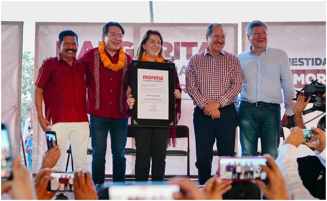 Margarita González Saravia recibe su constancia como precandidata única a la gubernatura de Morelos por la coalición Sigamos Haciendo Historia. Foto: Especial