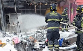 Falla en manguera de gas provoca incendio en dos puestos de Iztapalapa; atienden a una persona por inhalación de humo