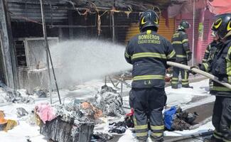 Falla en manguera de gas provoca incendio en dos puestos de Iztapalapa; atienden a una persona por inhalación de humo