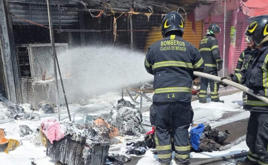 Falla en manguera de gas provoca incendio en dos puestos de Iztapalapa; atienden a una persona por inhalación de humo.
Foto: Especial.