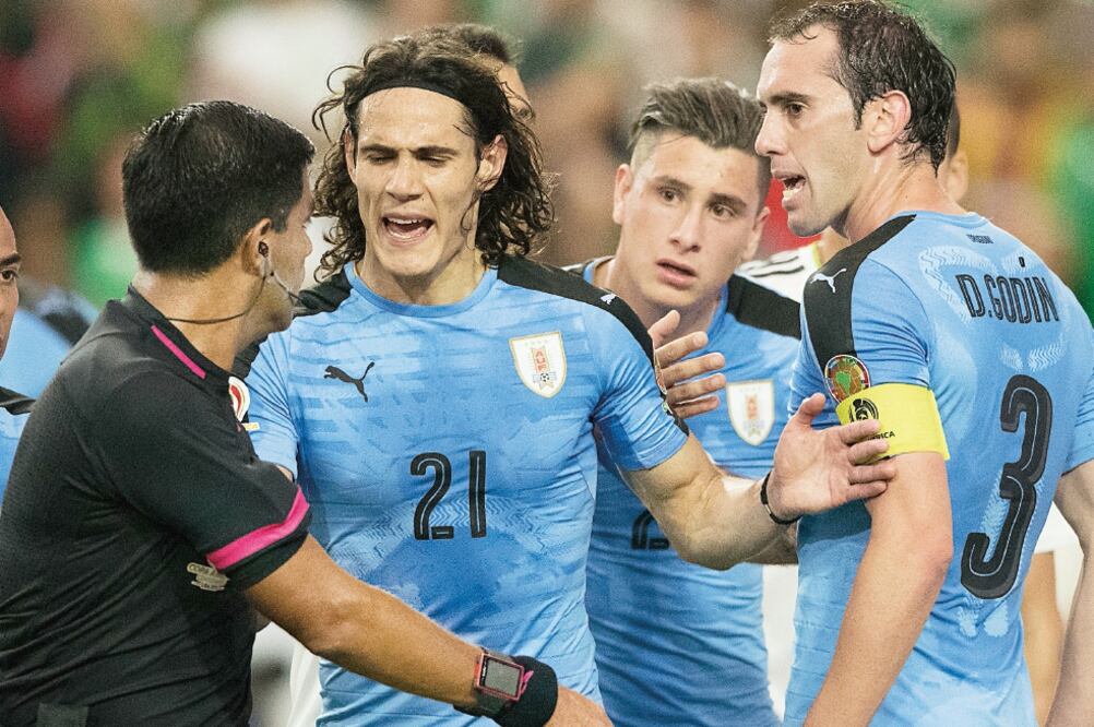 Edinson Cavani se mostró muy molesto con el árbitro del partido ante México por algunas jugadas polémicas (ETZEL ESPINOSA. IMAGO7)