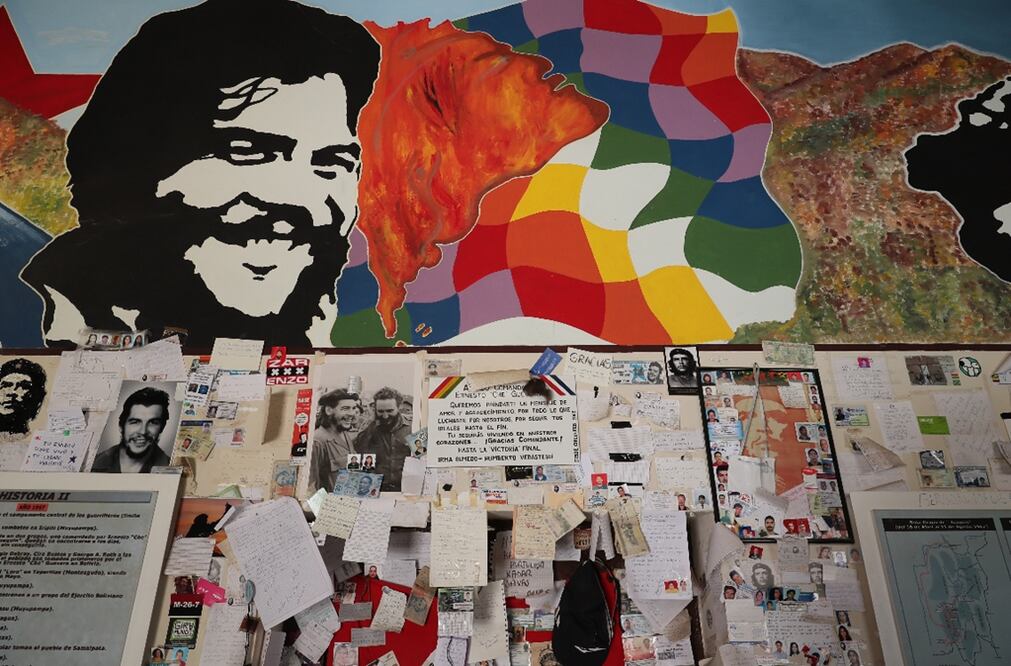 Desde su muerte, la imagen del “Che” se ha convertido en una figura emblemática para millones de jóvenes que lo enarbolan alrededor del mundo en la lucha social, en la política, en el futbol, el cine, la literatura, las artes plásticas y en la música