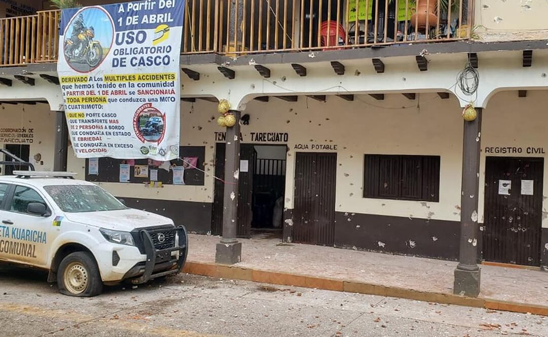 La jefatura de tenencia y dos vehículos que estaban estacionados fueron impactados por la lluvia de balas. Foto: Cortesía Meganoticias Zamora.