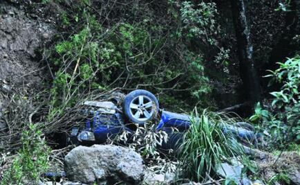 Conductor evita choque, pero cae a barranco y muere en Edoméx