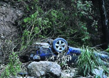 Conductor evita choque, pero cae a barranco y muere en Edoméx