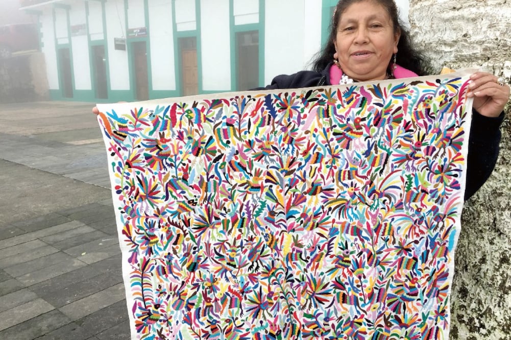 La empresa Mango oferta en mil 599 un jersey tipo floral, cuyo diseño es originario de Tenango de Doria, Hidalgo, autoridades estatales dijeron que apoyarán a las artesanas en caso de que inicien una querella judicial (ESPECIAL)