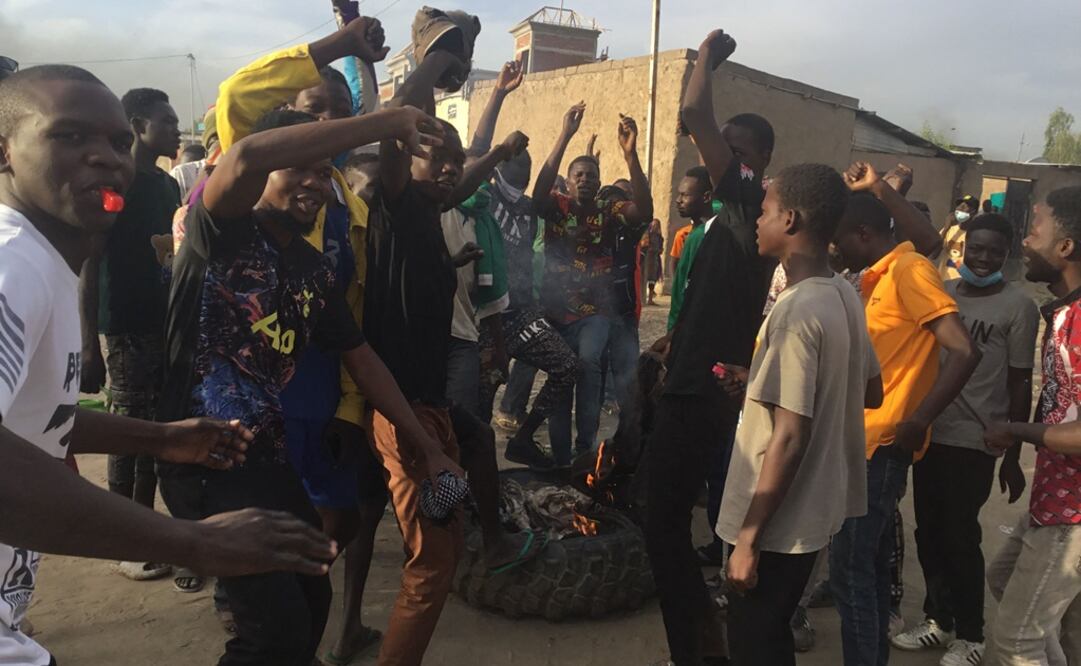 Manifestantes gritan consignas durante una protesta en N Damena. Foto: AFP