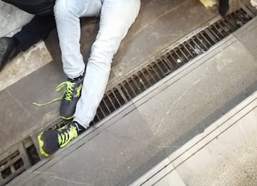 Mujer cae de cabeza en escaleras del Metro Tacubaya