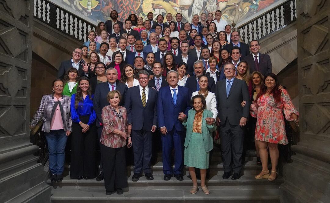 El presidente Andrés Manuel López Obrador, en fotografía con miembros del gabinete y legisladores de su administración en Palacio Nacional. Foto: Twitter @lopezobrador_