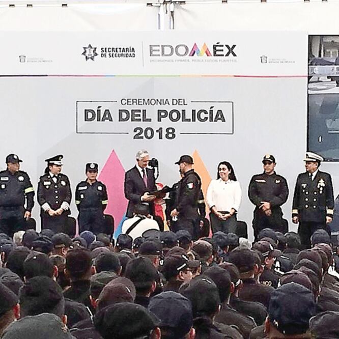 En el Día del Policía del Estado de México, Alfredo del Mazo entregó estímulos a 37 elementos destacados y a familiares de agentes caídos en su labor. XIMENA GARCÍA. EL UNIVERSAL