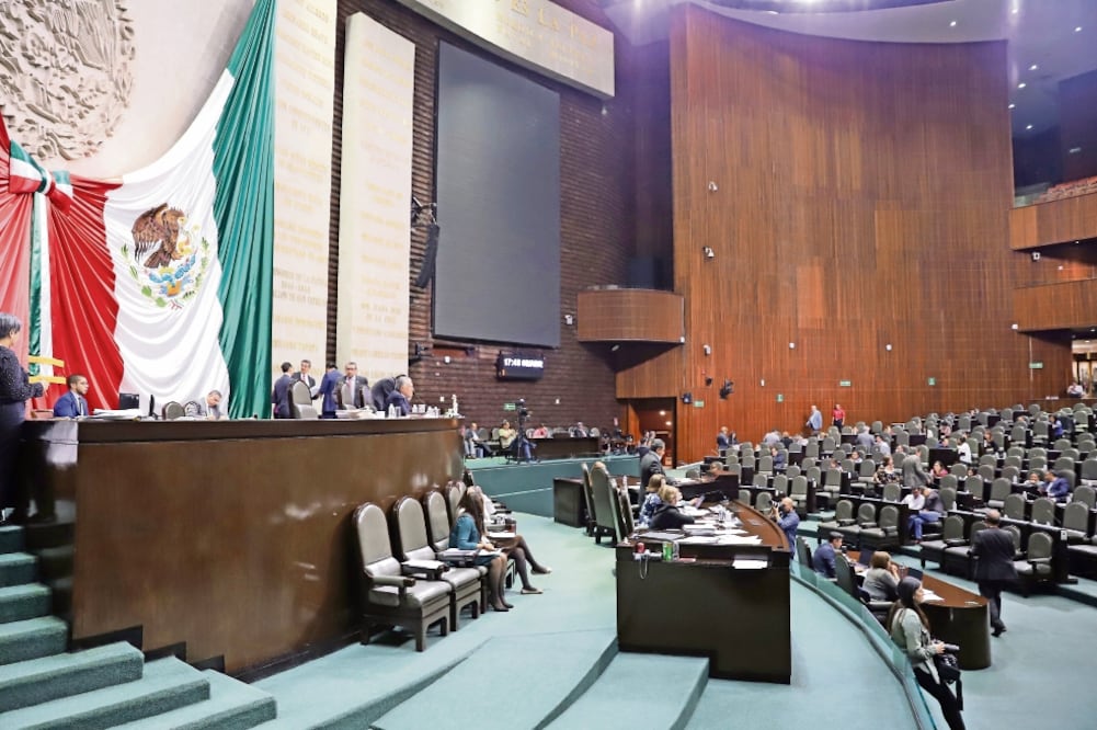 Los diputados aprobaron que el servidor público que reincida en la inducción del voto, se le impondrá el doble de la multa original, que puede ascender a hasta un millón de pesos. (BERENICE FREGOSO. EL UNIVERSAL)