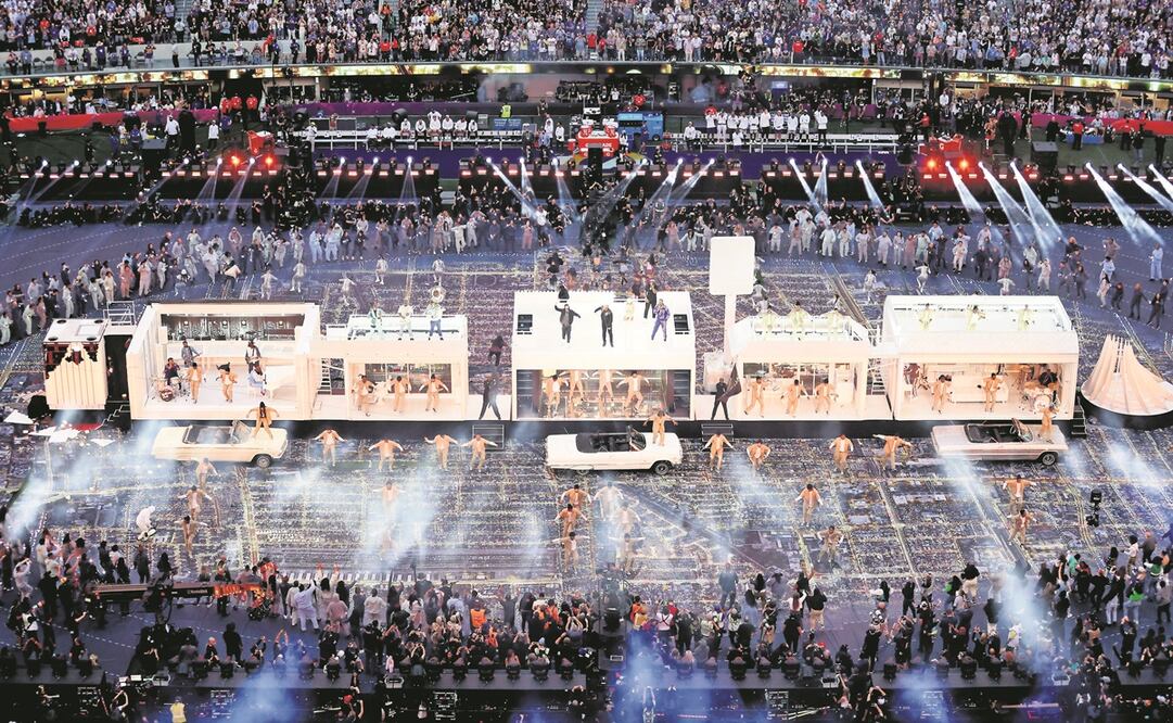 El campo de se vistió de blanco en el medio tiempo del Super Bowl 2022. Fotos: Agencias