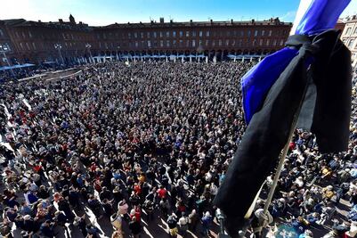 Miles en Francia salen a rechazar al terrorismo al grito de: "Yo soy profesor"