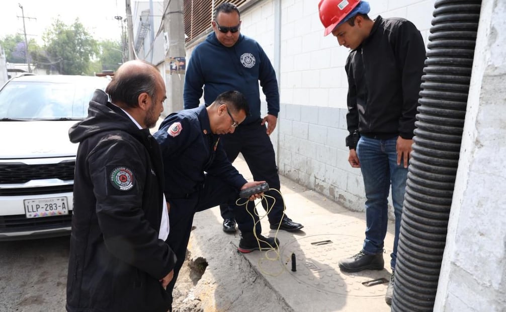 Detectan fuga de gas natural tras reportes de olores extraños en Tlalnepantla; realizan labores de saneamiento.
Foto: Especial.