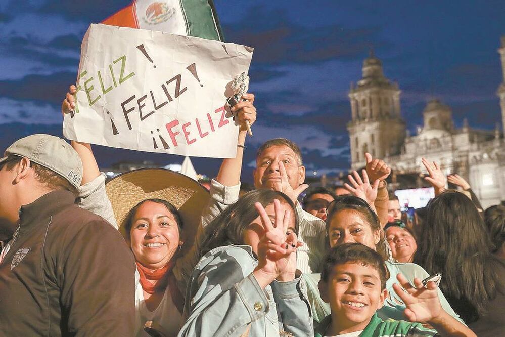 Asistentes al Zócalo de la Ciudad de México, el domingo pasado. Foto/DIEGO SIMÓN SÁNCHEZ. EL UNIVERSAL