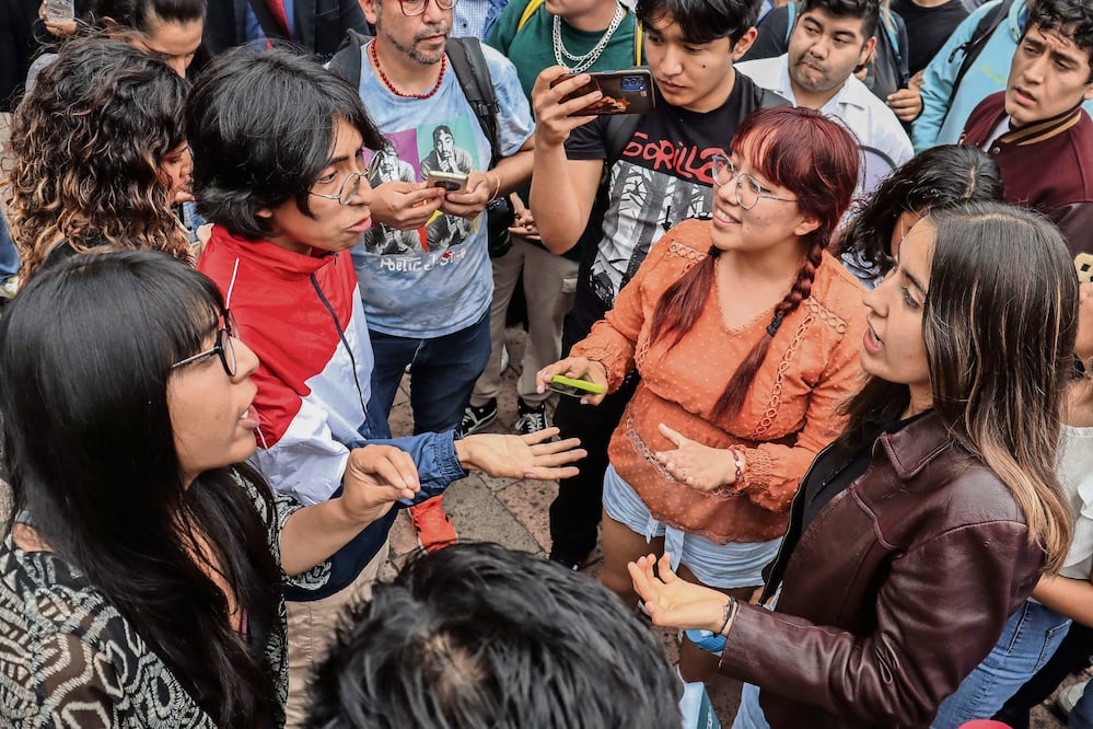 Estudiantes de la Facultad de Derecho debatieron si apoyan o no al PJF en su paro de labores. Foto: de ALDO FERNÁNDEZ. EL UNIVERSAL
