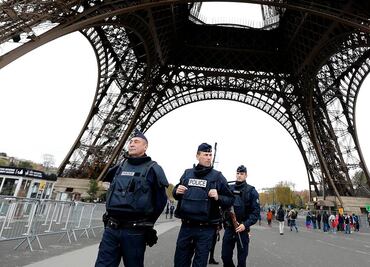Cierran la Torre Eiffel por huelga del personal; acusan modelo económico ambicioso e insostenible