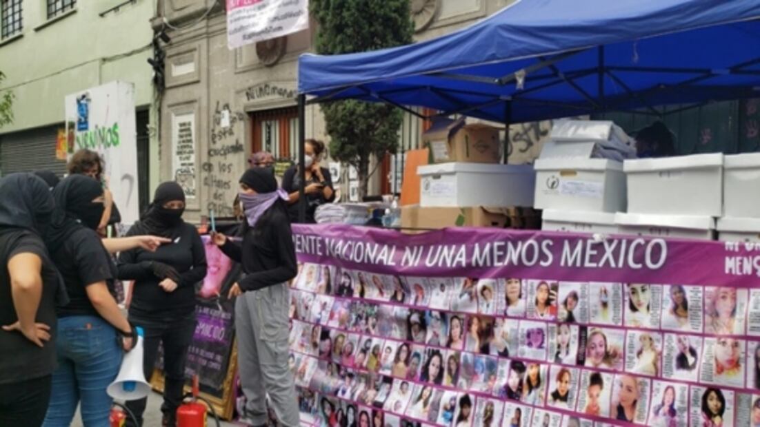 Feministas sacan expedientes de la CNDH; ellas permanecen en el edificio