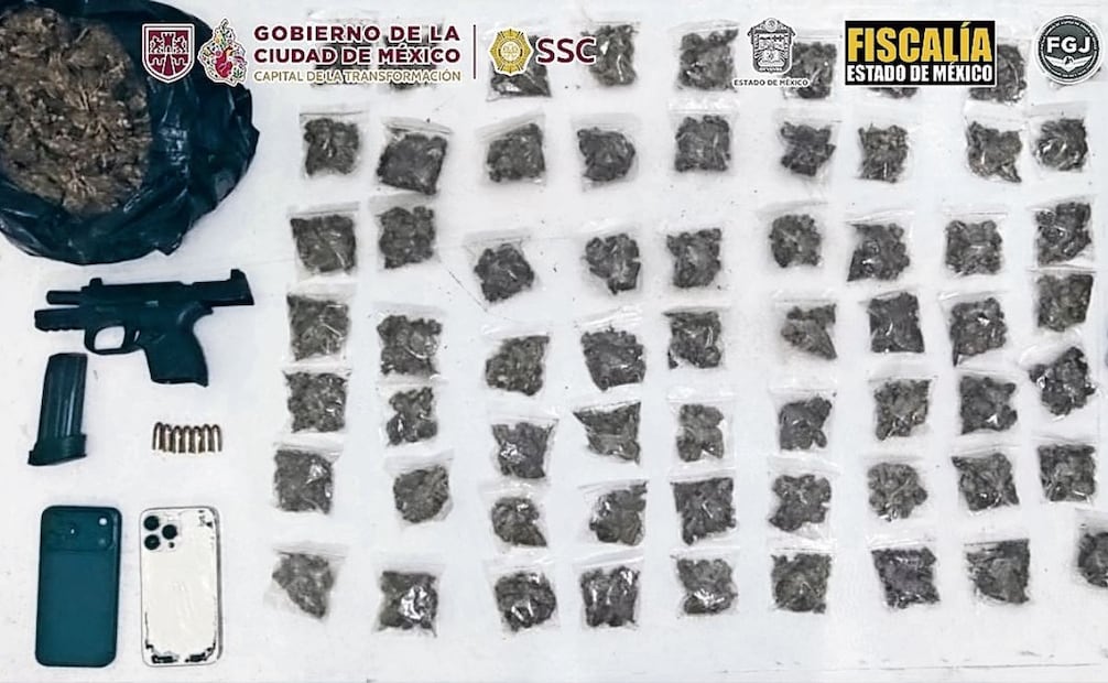 El Chícharo fue detenido en un domicilio de la calle Bosques de Europa; le aseguraron 554 dosis de cocaína y 64 de marihuana, un arma de fuego con cartuchos útiles, 2 celulares, un auto y una motoneta. Foto: Especial