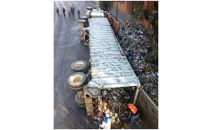 Volcadura de tráiler con 30 toneladas de basura colapsa circulación en Lomas Verdes