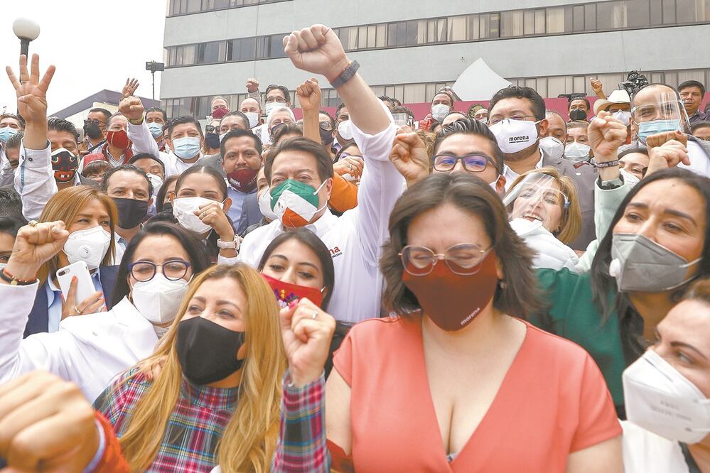 Mario Delgado acudió al INE a registrar su candidatura a la presidencia de Morena acompañado por decenas de simpatizantes que nunca guardaron la sana distancia. Foto: DIEGO SIMÓN SÁNCHEZ. EL UNIVERSAL