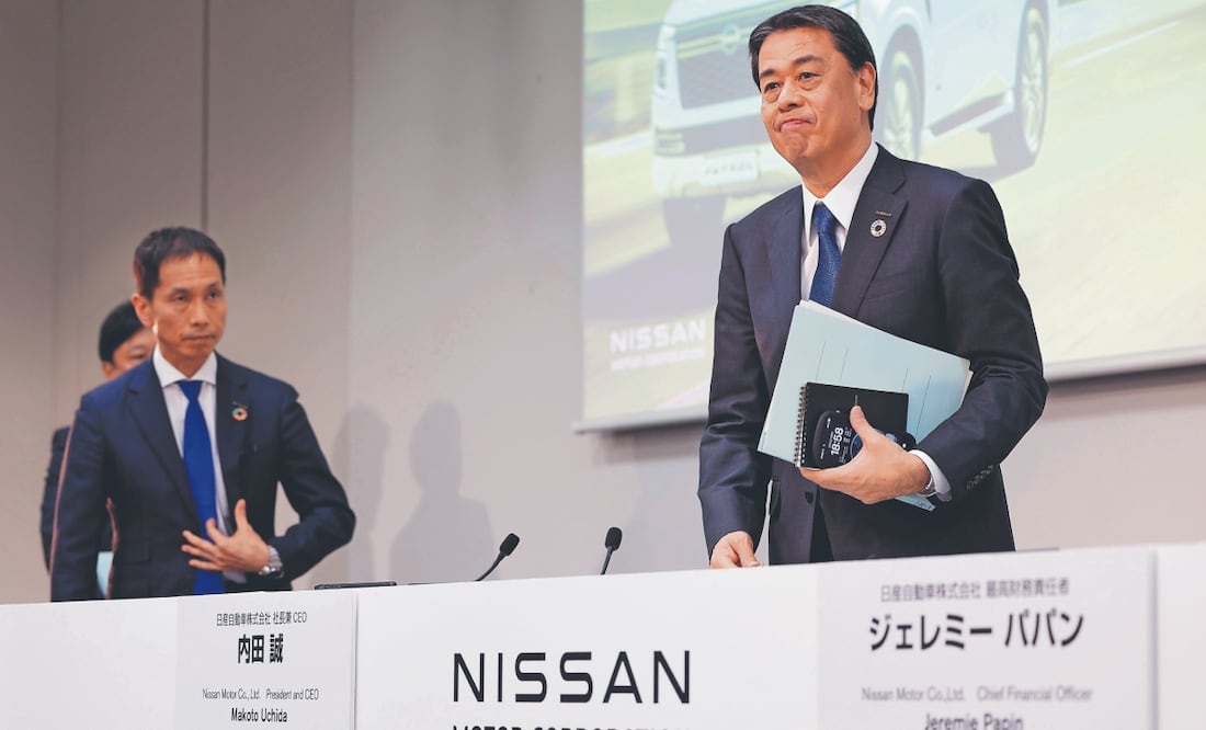 Makoto Uchida (derecha), presidente y director mundial de Nissan Motor Co., durante la conferencia de prensa en las oficinas centrales de la automotriz en Yokohama. Foto: de FRANCK ROBICHON. EFE