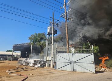 Desalojan a 130 personas por incendio en bodega en Culiacán; afecta suministro de energía eléctrica en planta potabilizadora