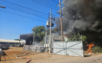 Desalojan a 130 personas por incendio en bodega en Culiacán; afecta suministro de energía eléctrica en planta potabilizadora
