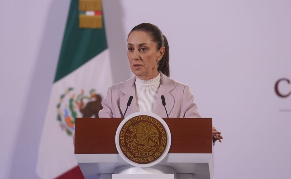 La presidenta Claudia Sheinbaum informó que hoy inicia el censo Bienestar casa por casa de los damnificados tras el paso del huracán “John” en Guerrero y Oaxaca; señaló que se dará un apoyo de limpieza de 8 mil pesos. Foto: Gabriel Pano / EL UNIVERSAL