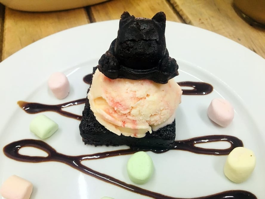 Tienes que probar el pastel de chocolate y brownie con helado / Fotos: Javier Ramírez