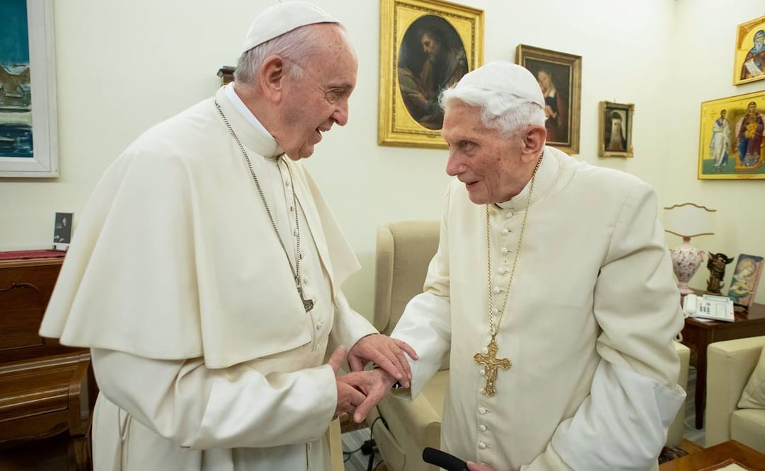 El papa Francisco y Benedicto XVI durante una reunión en diciembre de 2018 (Foto: AFP)