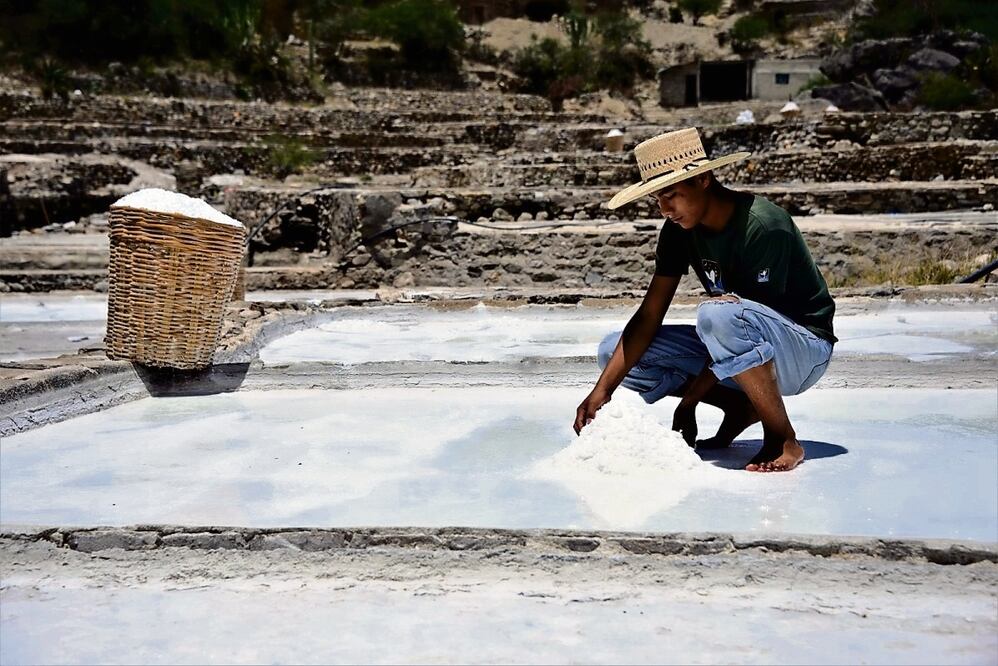 Producción de sales artesanales en Zapotitlán Salinas, Puebla. Foto: INAH