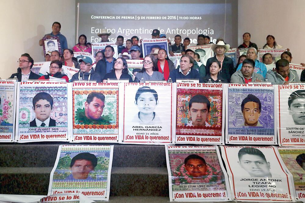 Padres de los 43 normalistas desaparecidos e integrantes de organizaciones de derechos humanos asistieron a la lectura del nuevo peritaje elaborado por el Equipo Argentino de Antropología Forense (EDGARD GARRIDO. REUTERS)