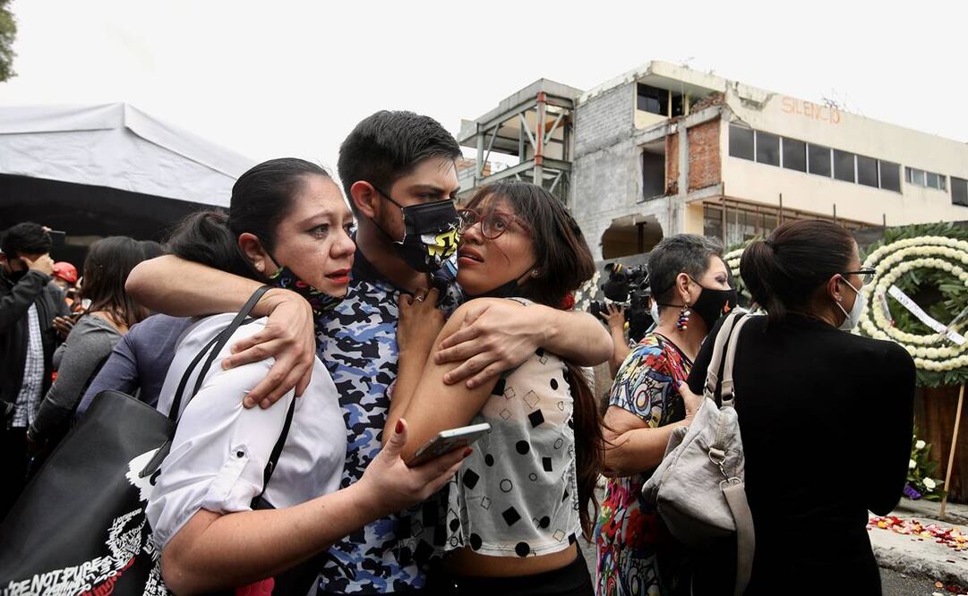 En Manzanillo, Colima, una mujer murió al caerle encima parte del muro de una tienda departamental. Otra persona falleció al desplomarse el techo de un gimnasio en la misma ciudad. Foto: Especial
