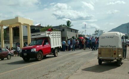 Maestros realizan bloqueos en carretera del Istmo