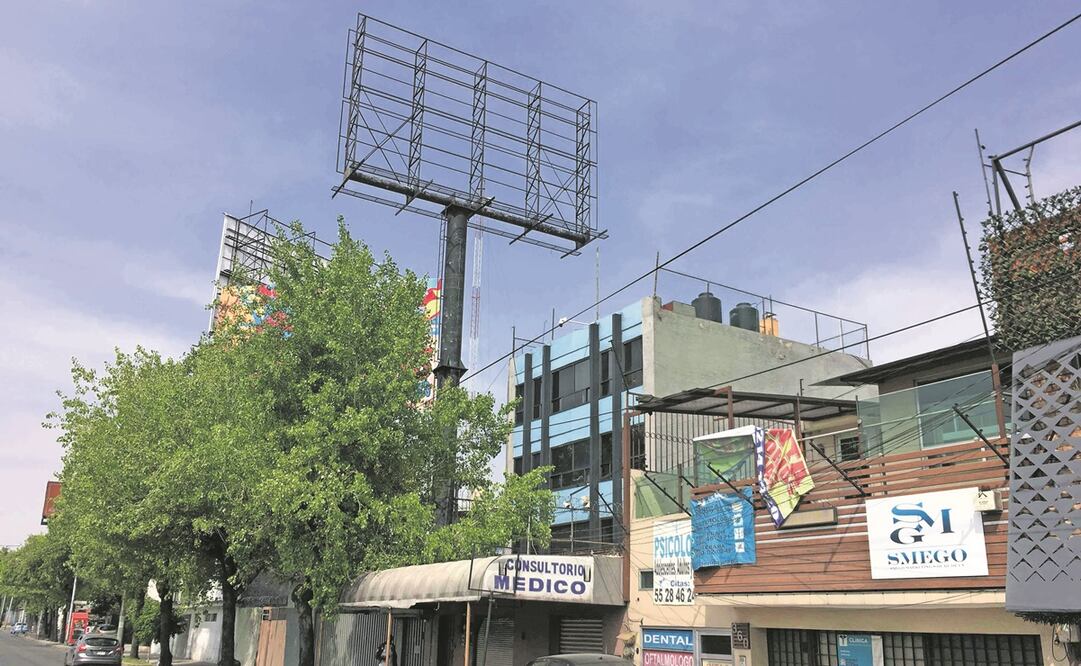De acuerdo con el dictamen que avanza sobre publicidad exterior, en un año los anunciantes deben retirar estructuras de las azoteas, lo cual dicen empresarios, es inviable. Foto: Archivo/ EL UNIVERSAL 