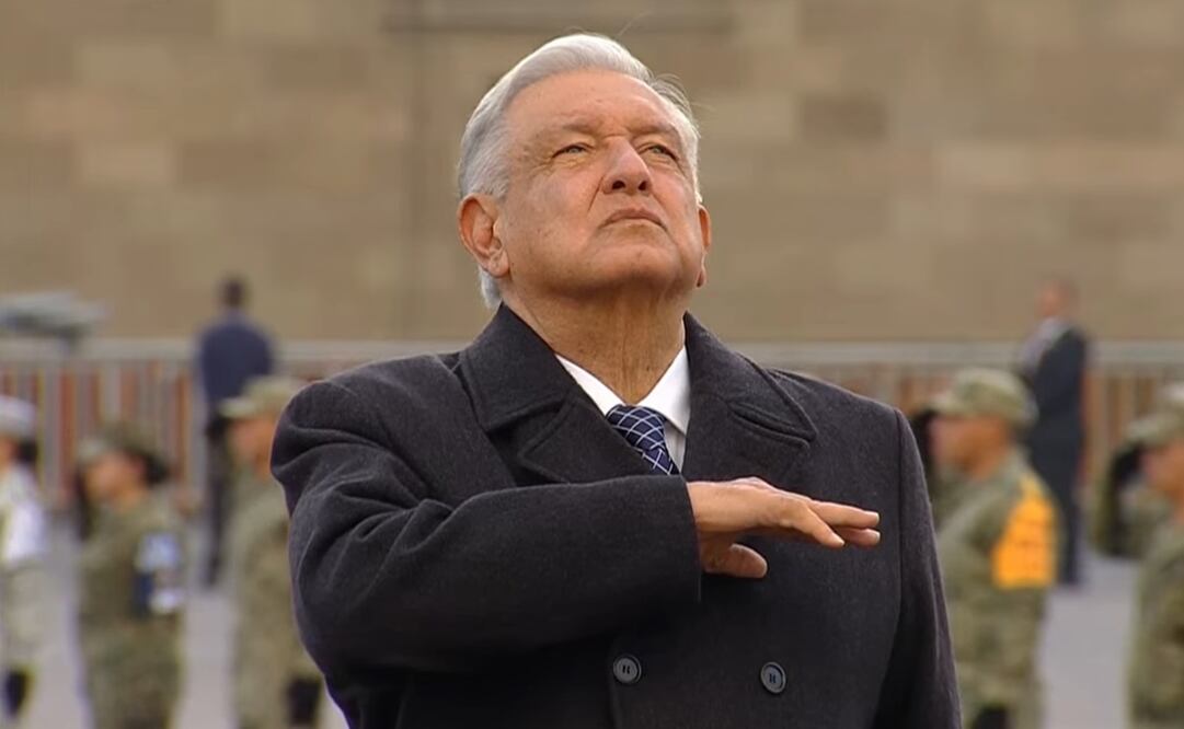 López Obrador en el izamiento de bandera en memoria de víctimas de los sismos de 1985 y 2017. Foto: Captura
