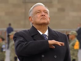AMLO iza la bandera del Zócalo en memoria de las víctimas de los sismos de 1985 y 2017