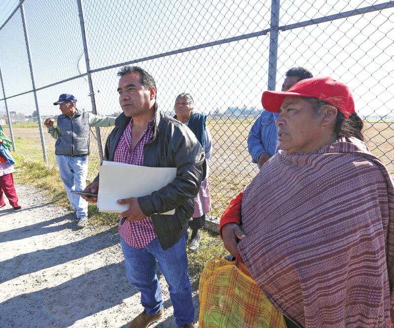 Ejidatarios acudieron ayer al aeropuerto para reunirse con autoridades del gobierno del Estado de México, quienes no llegaron a la cita. Foto/JORGE ALVARADO. EL UNIVERSAL