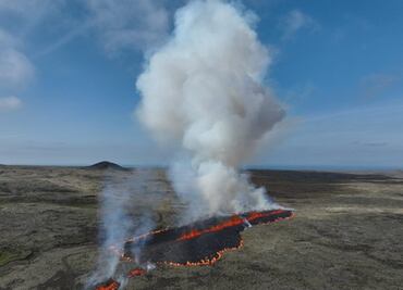 Volcán hace erupción cerca de la capital de Islandia