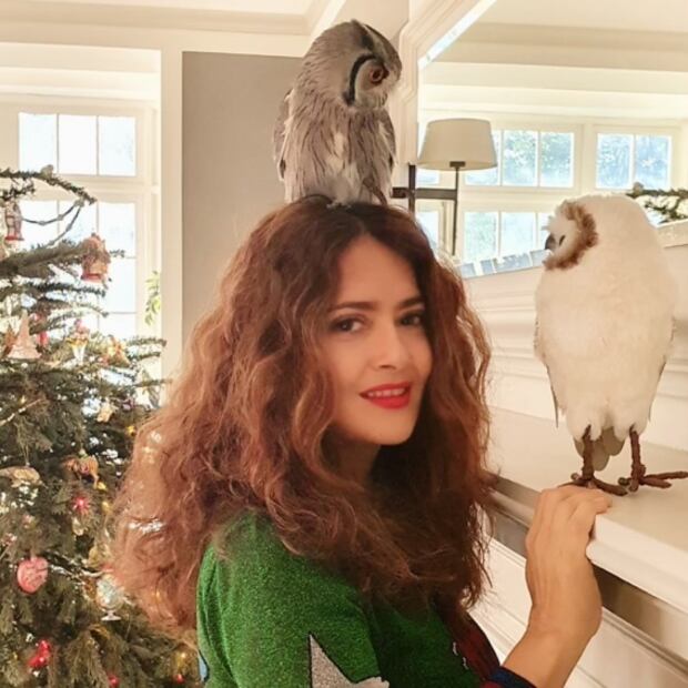 Salma Hayek presume su look navideño y arbolito