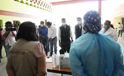 Supervisa Murat y delegada de Bienestar reinicio de vacunación en Oaxaca