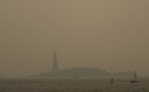 La contaminación provocada por los incendios forestales en Ontario también afecta a varios estados del noreste de Estados Unidos. (16/07/26) Foto: AFP