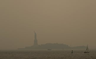 Humo de incendios en Canadá llega a Nueva York; autoridades emiten una alerta por la calidad del aire