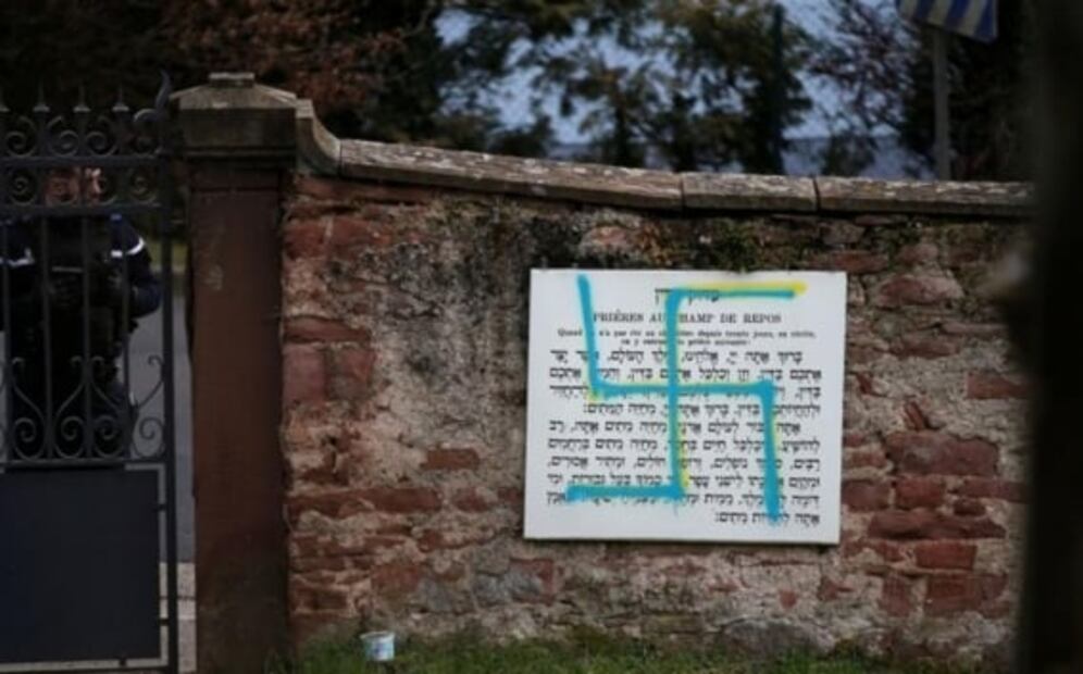 Profanan 80 tumbas en cementerio judío de Francia con consignas nazis