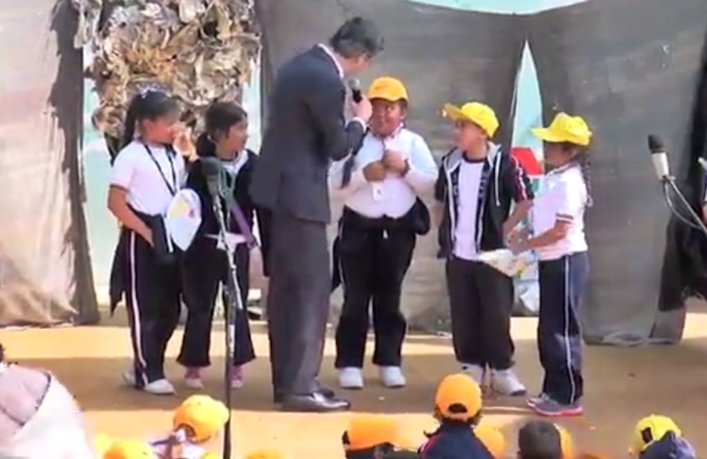 En el marco de la Feria Internacional del Libro Infantil y Juvenil, el secretario de Educación Pública, Aurelio Nuño Mayer, fue corregido durante el acto público por una niña llamada Andrea que le dijo: “se dice leer, no ler”. Foto: tomada de video 