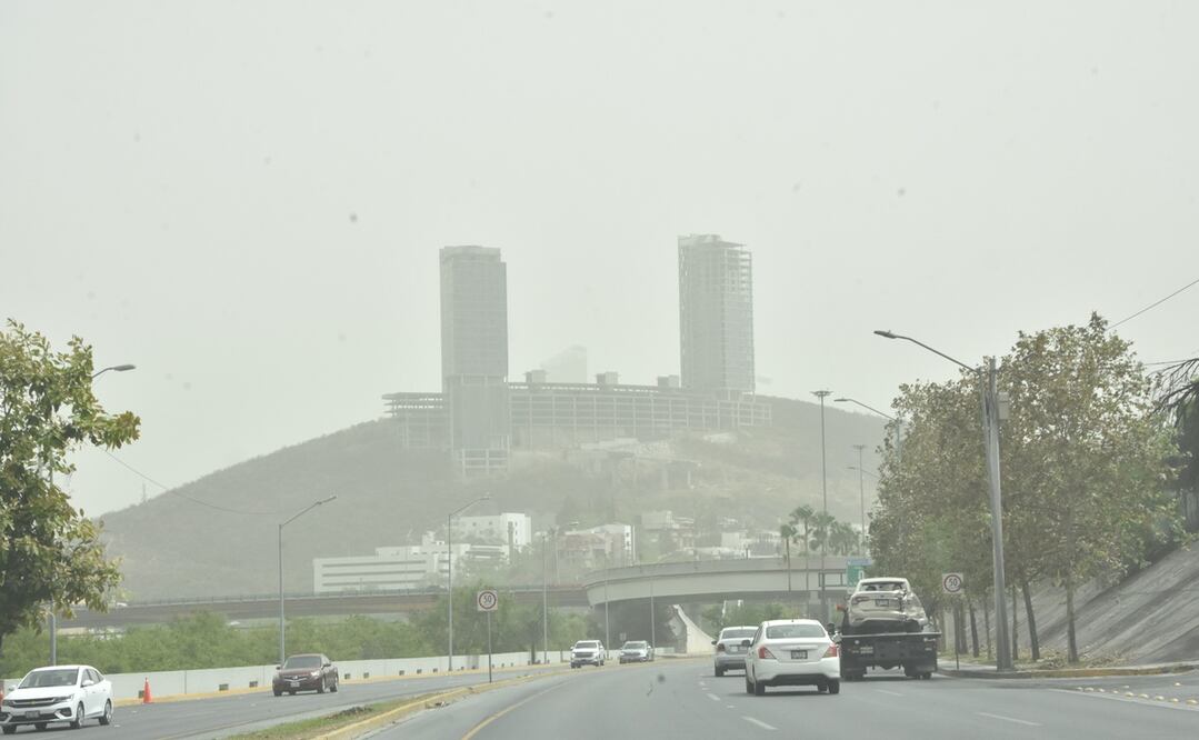 Contaminación por polvos y vientos de Coahuila y Texas al poniente del Área Metropolitana de Monterrey. Foto: Emilio Vazquez / EL UNIVERSAL