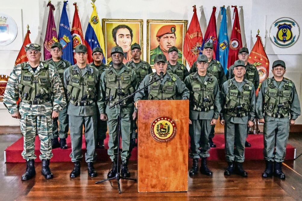 Vladimir Padrino, ministro de Defensa (centro), ayer junto con altos mandos militares al dar su apoyo al presidente Nicolás Maduro, en Caracas. Foto: JUAN BARRETO. AFP